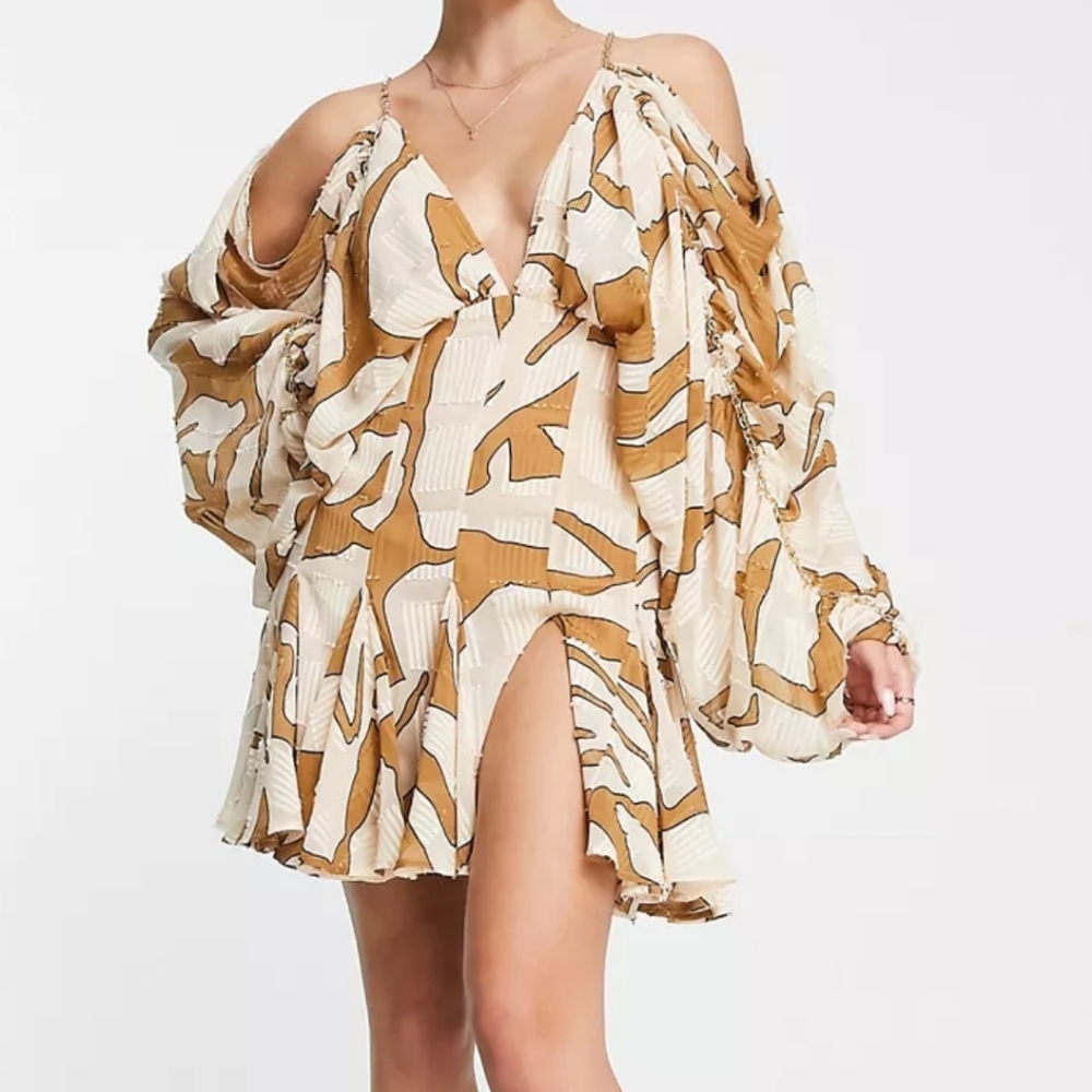 A mini swing dress with from split and kimono sleeves.brand new never worn.